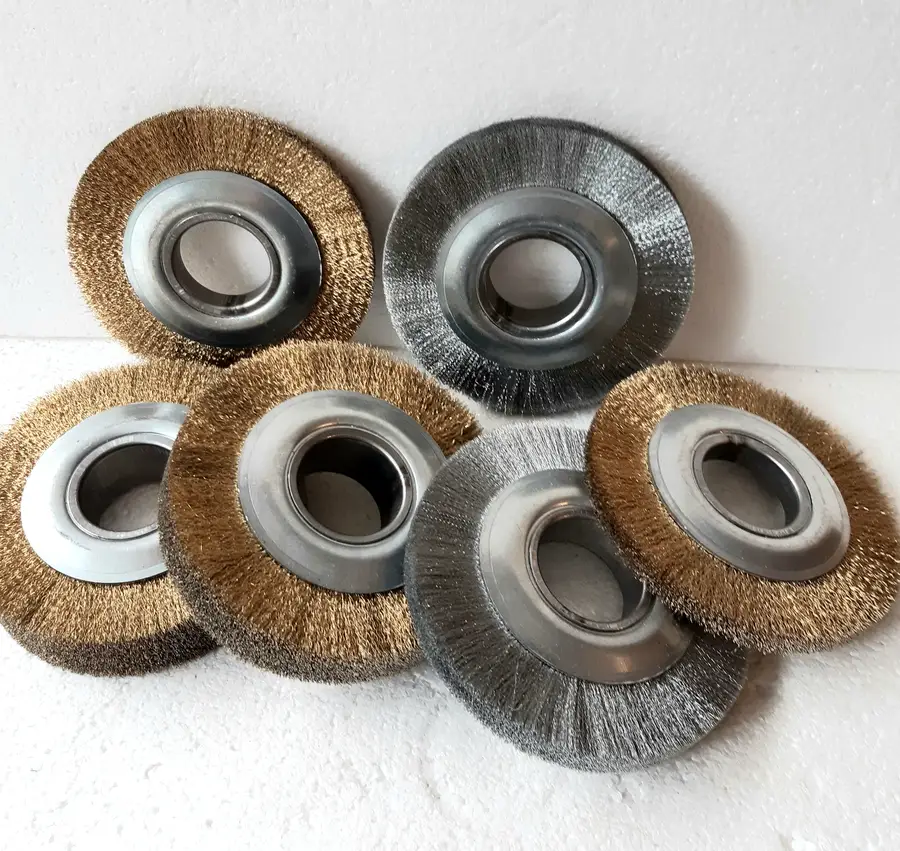 Spazzole in filo acciaio con flange diverse
