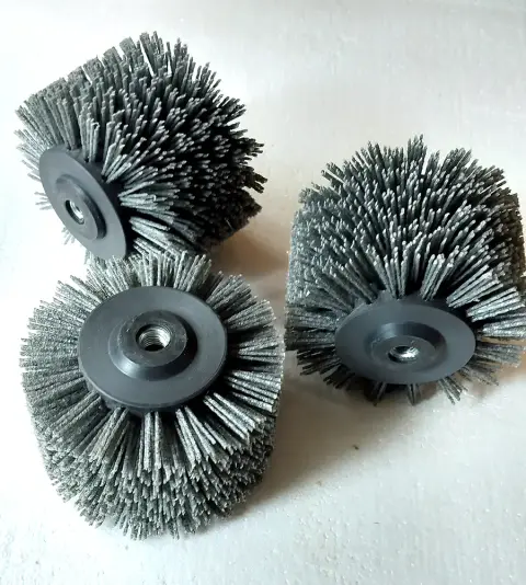 Spazzole in nylon abrasivo con attacco M14