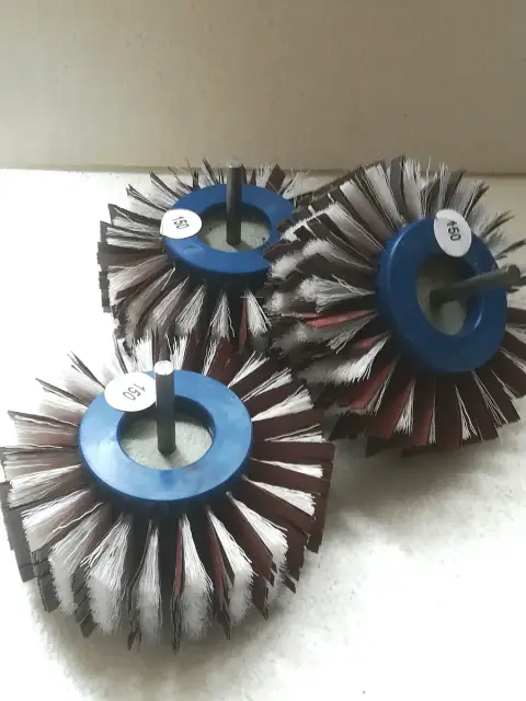 Spazzole in tela frastagliata con perno