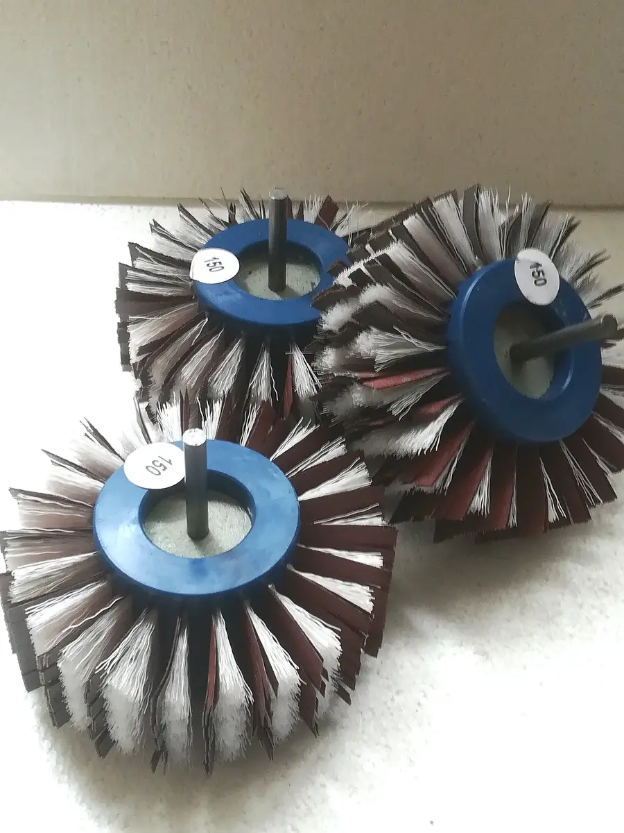 Spazzole in tela frastagliata con perno